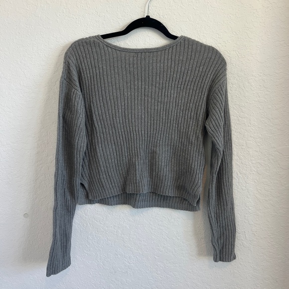Gray V-Neck Ribbed Sweater - Picture 2 of 2